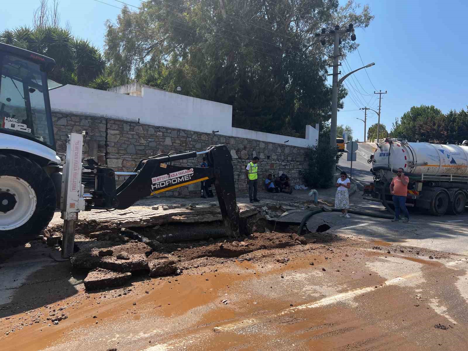 Hat patladı, yol trafiğe kapandı
