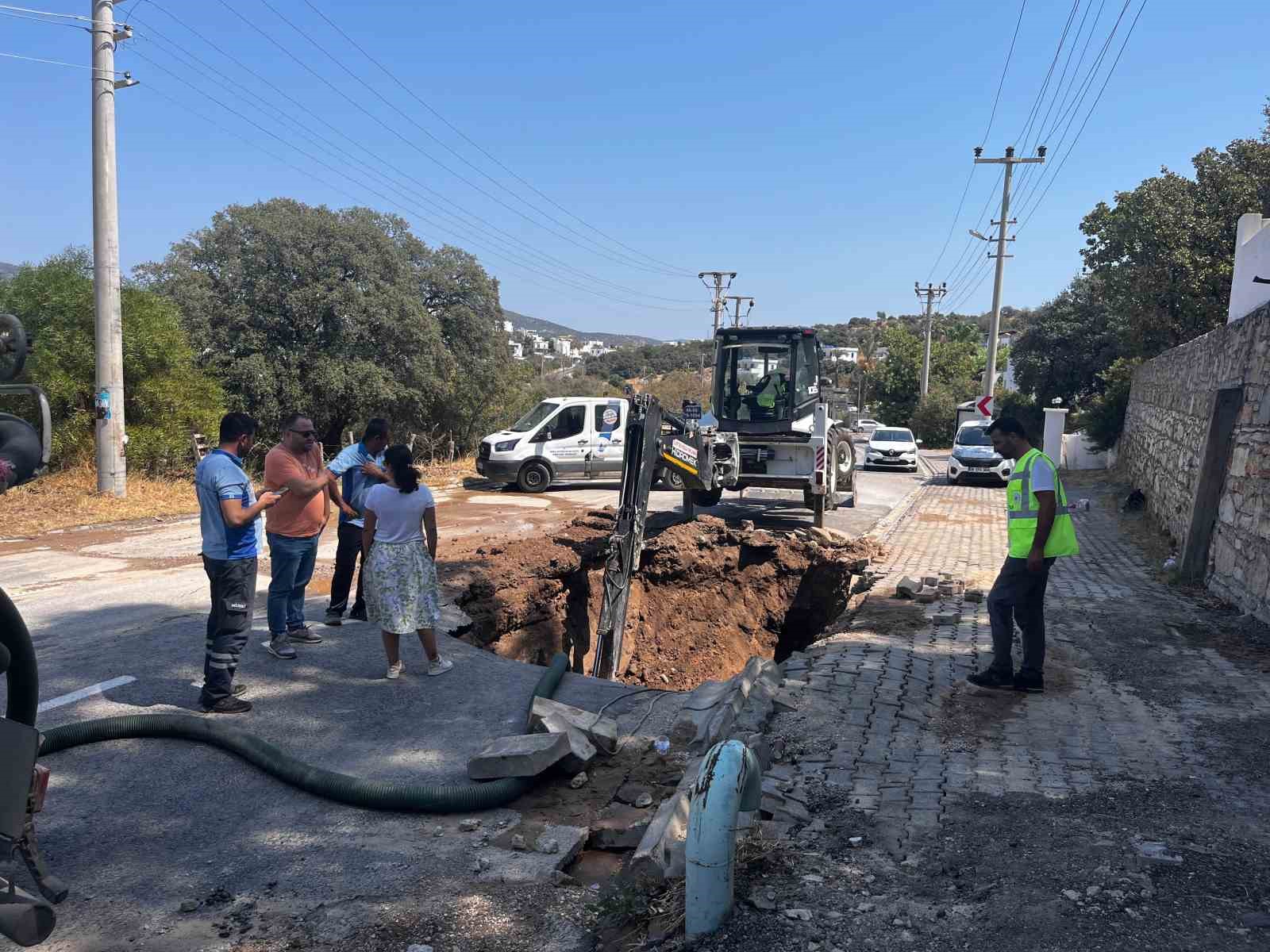 Hat patladı, yol trafiğe kapandı
