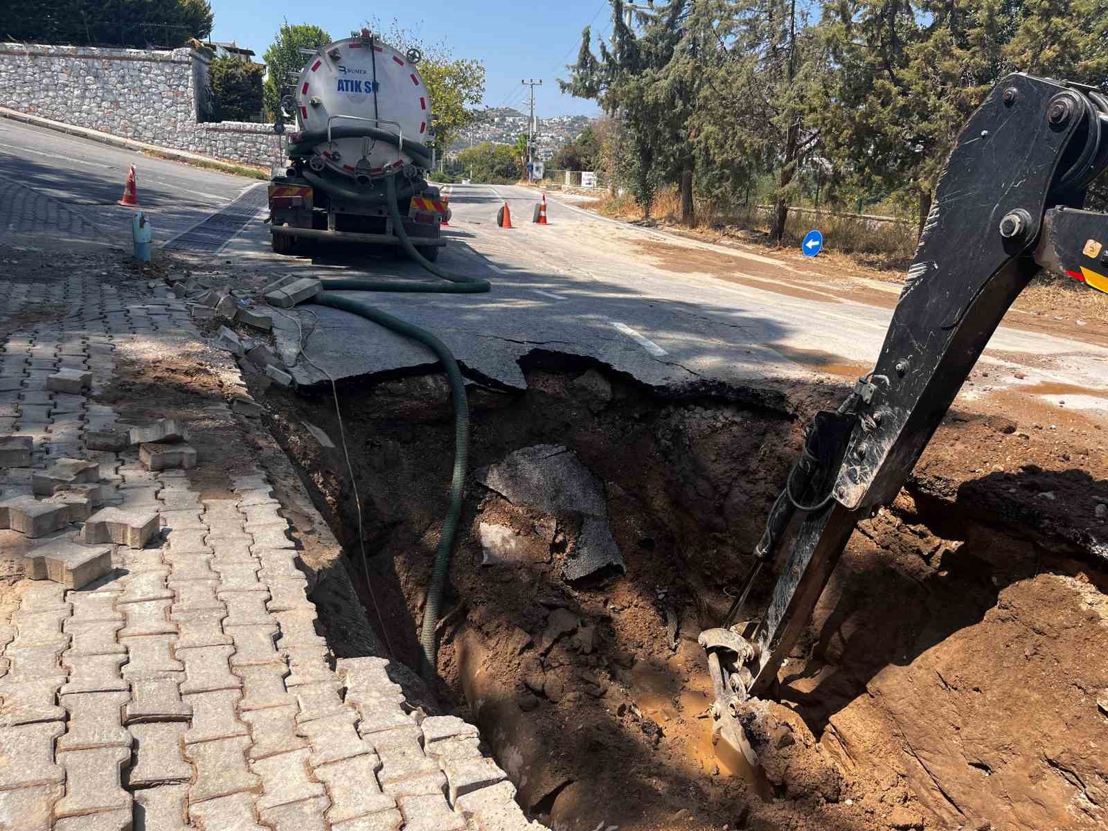 Hat patladı, yol trafiğe kapandı
