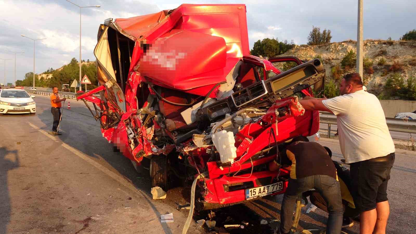 Burdur-Antalya kara yolunda kamyona arkadan çarpan kamyonetteki yolcu hayatını kaybetti
