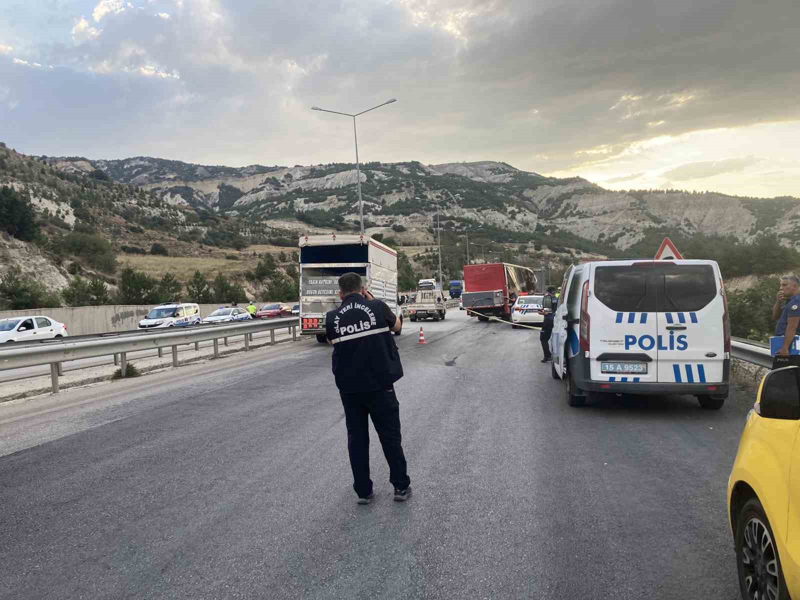 Burdur-Antalya kara yolunda kamyona arkadan çarpan kamyonetteki yolcu hayatını kaybetti
