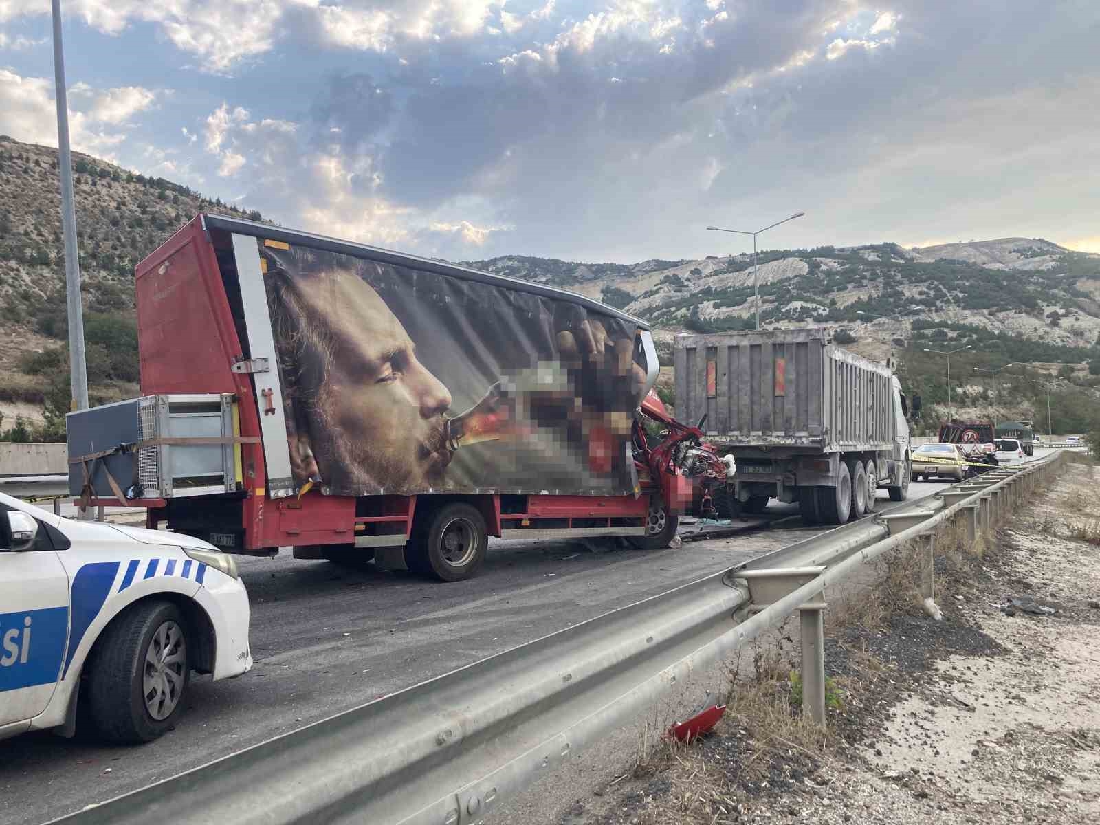 Burdur-Antalya kara yolunda kamyona arkadan çarpan kamyonetteki yolcu hayatını kaybetti
