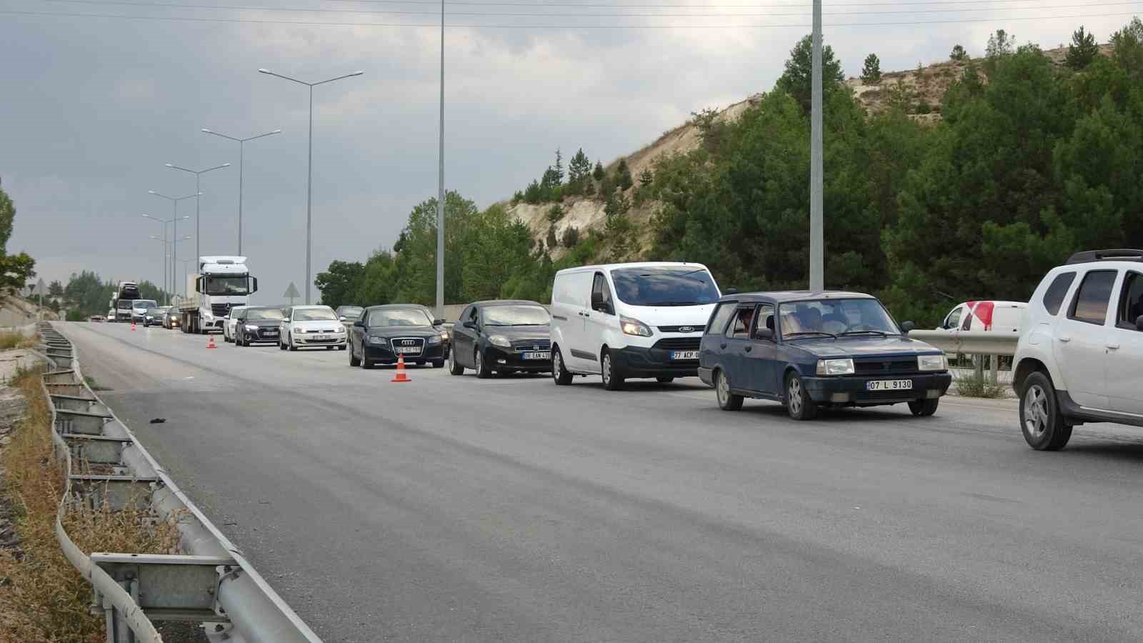 Burdur-Antalya kara yolunda kamyona arkadan çarpan kamyonetteki yolcu hayatını kaybetti
