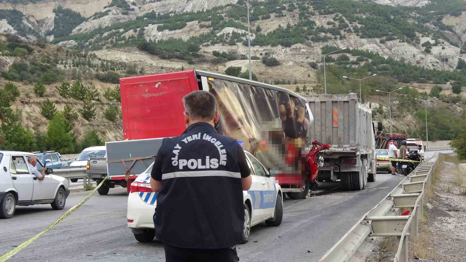 Burdur-Antalya kara yolunda kamyona arkadan çarpan kamyonetteki yolcu hayatını kaybetti
