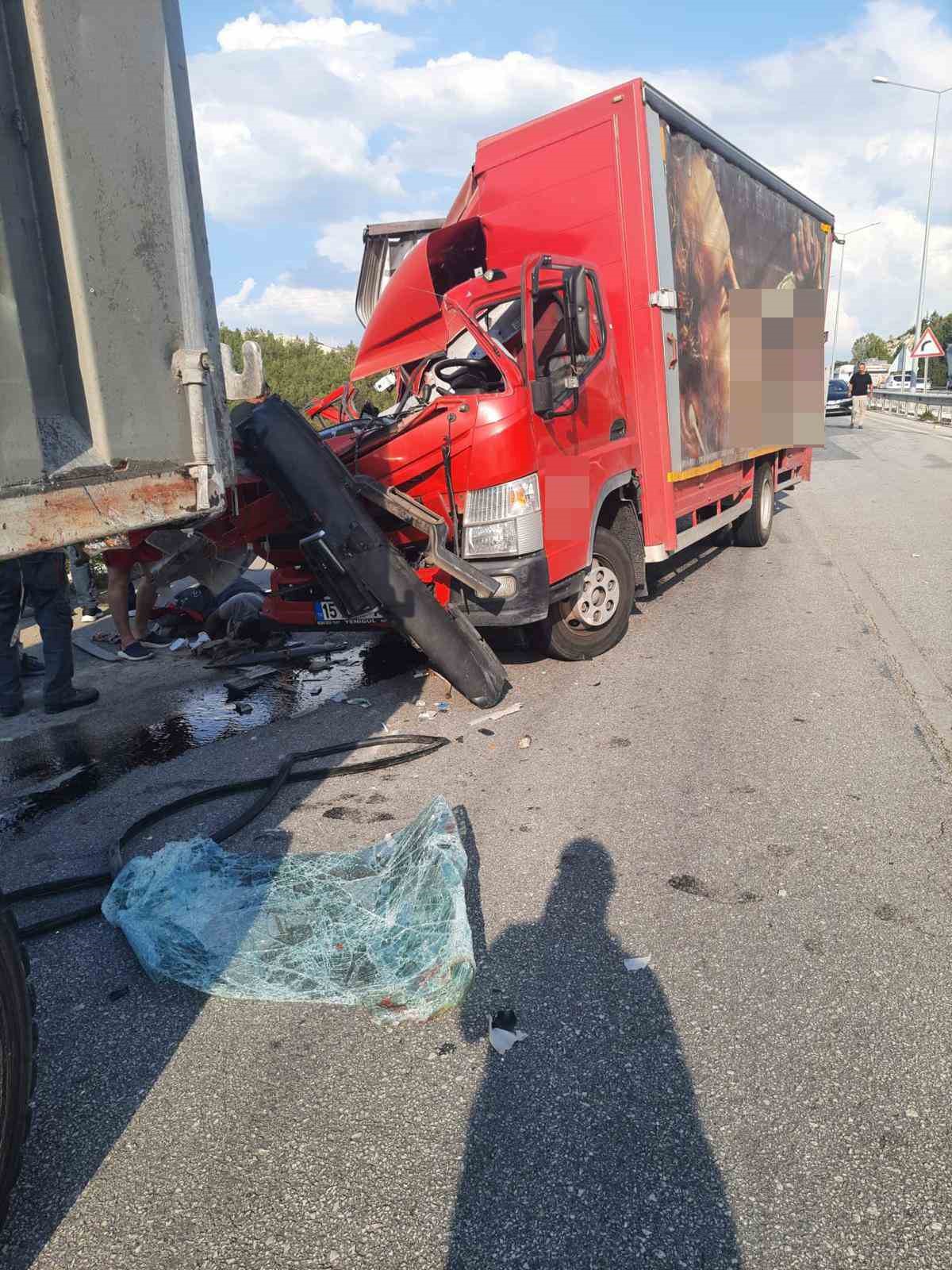 Burdur-Antalya kara yolunda kamyona arkadan çarpan kamyonetteki yolcu hayatını kaybetti
