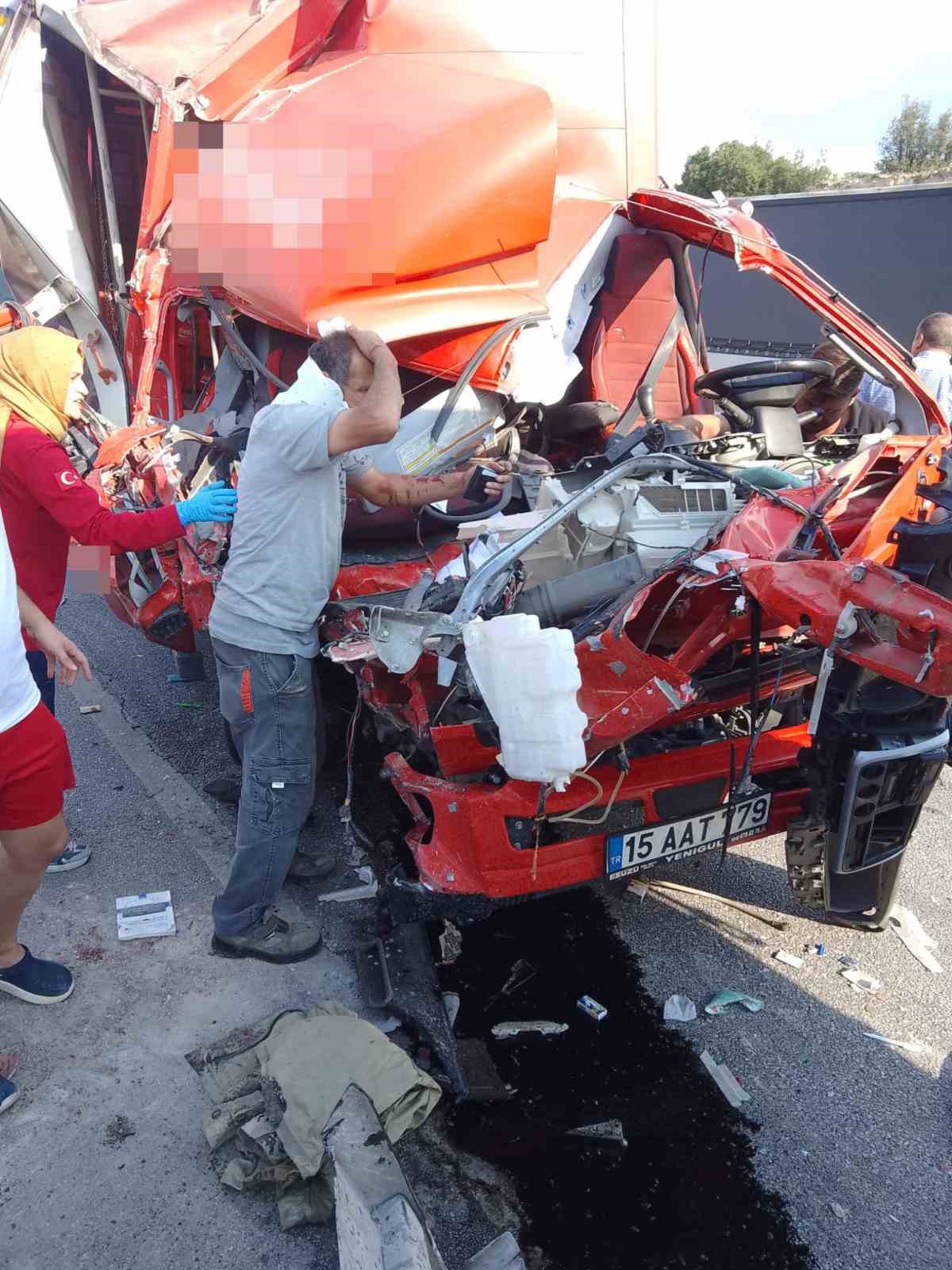 Burdur-Antalya kara yolunda kamyona arkadan çarpan kamyonetteki yolcu hayatını kaybetti
