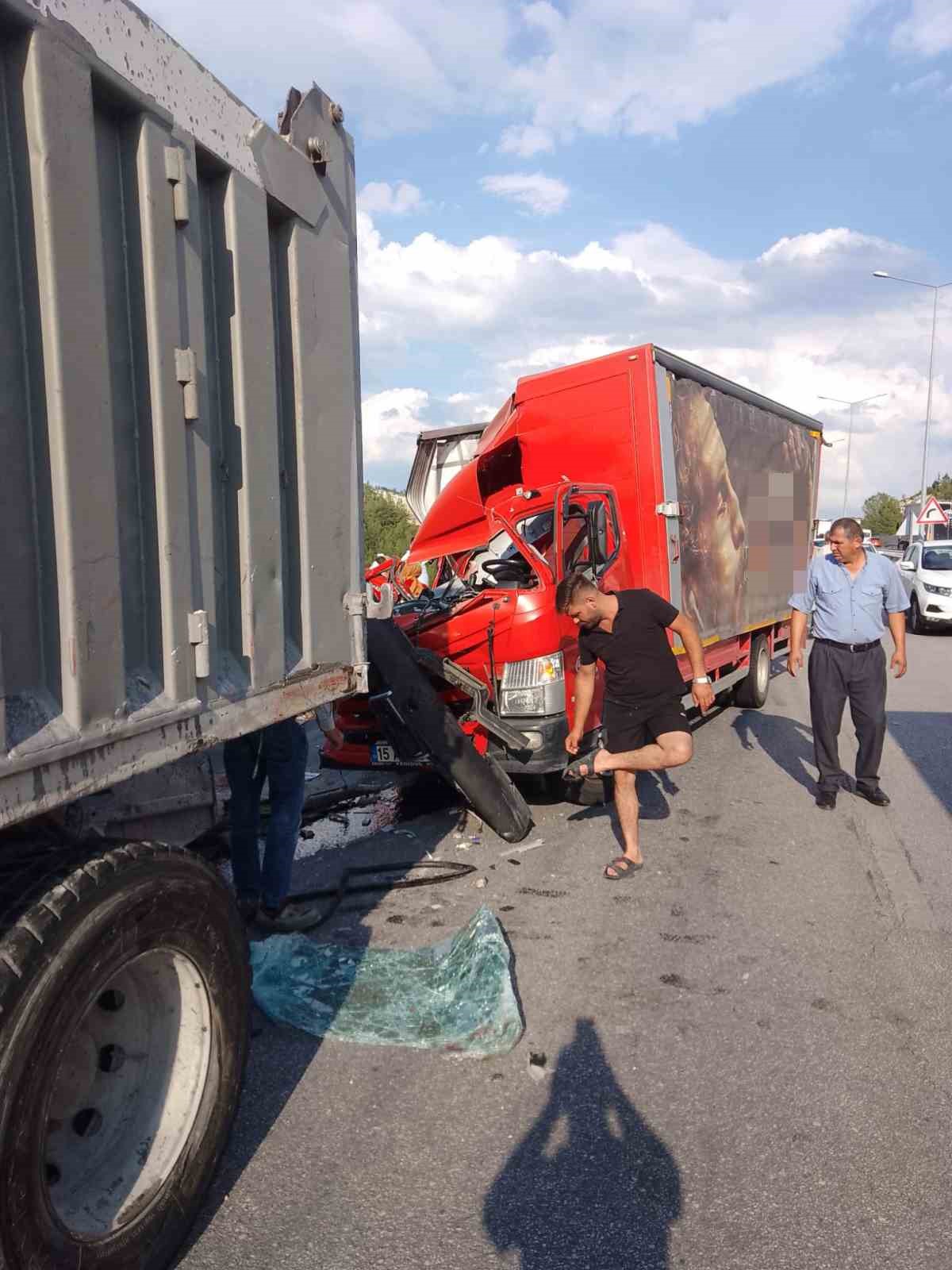 Burdur-Antalya kara yolunda kamyona arkadan çarpan kamyonetteki yolcu hayatını kaybetti
