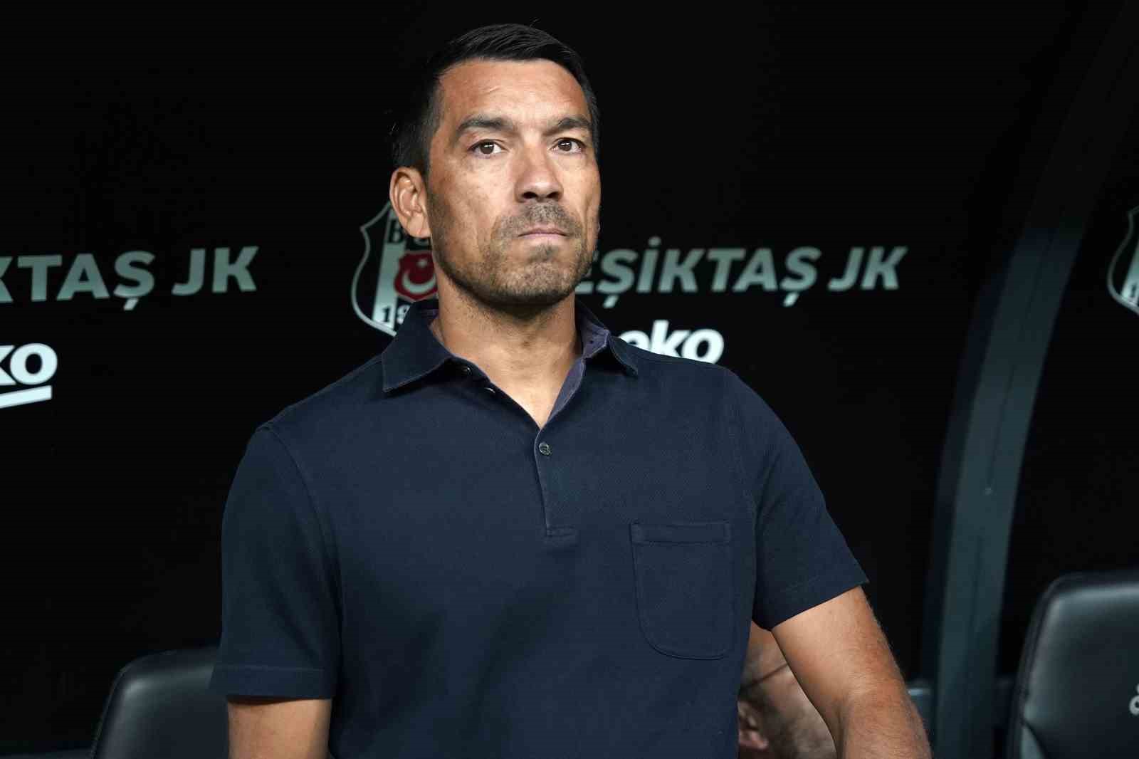 Giovanni van Bronckhorst’tan tek değişiklik
