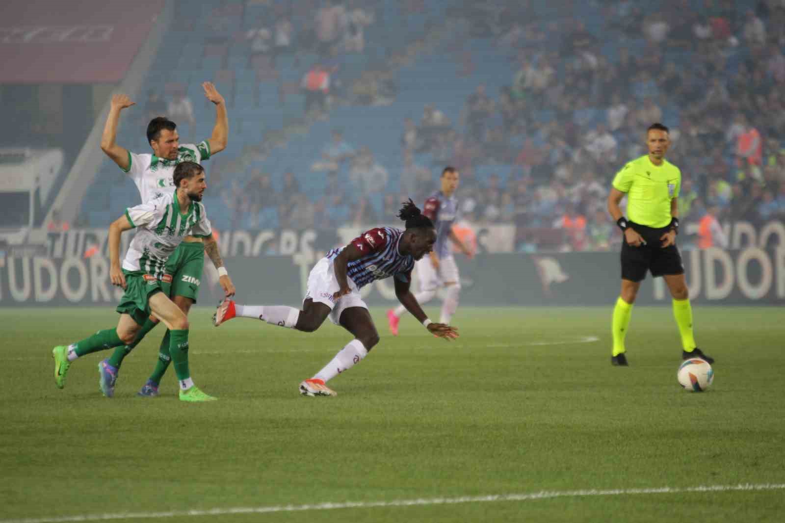 UEFA Konferans Ligi: Trabzonspor: 0 - St. Gallen: 1 (İlk yarı)
