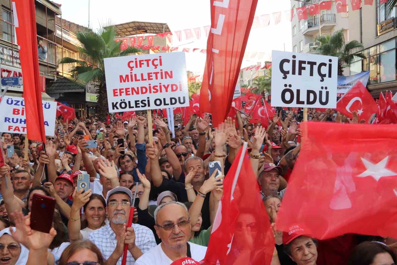 Manisa’da Çiftçi Mitingi’ne katılan Özgür Özel, çiftçiler tarafından traktörlerle karşılandı
