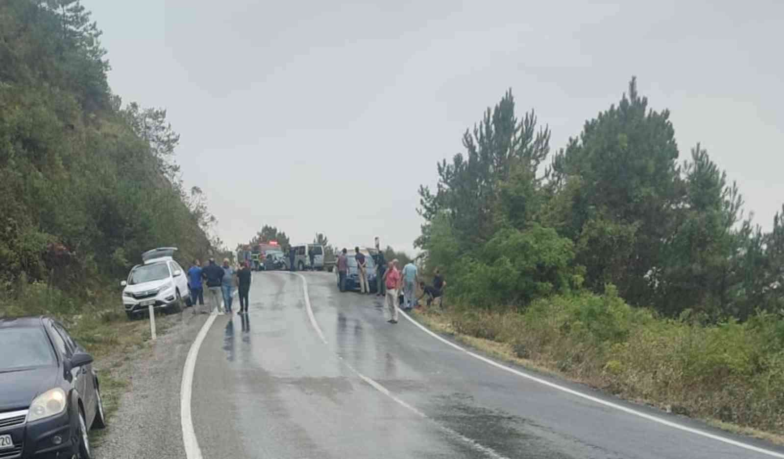 Otomobil ile ticari araç kafa kafaya çarpıştı: 7 yaralı
