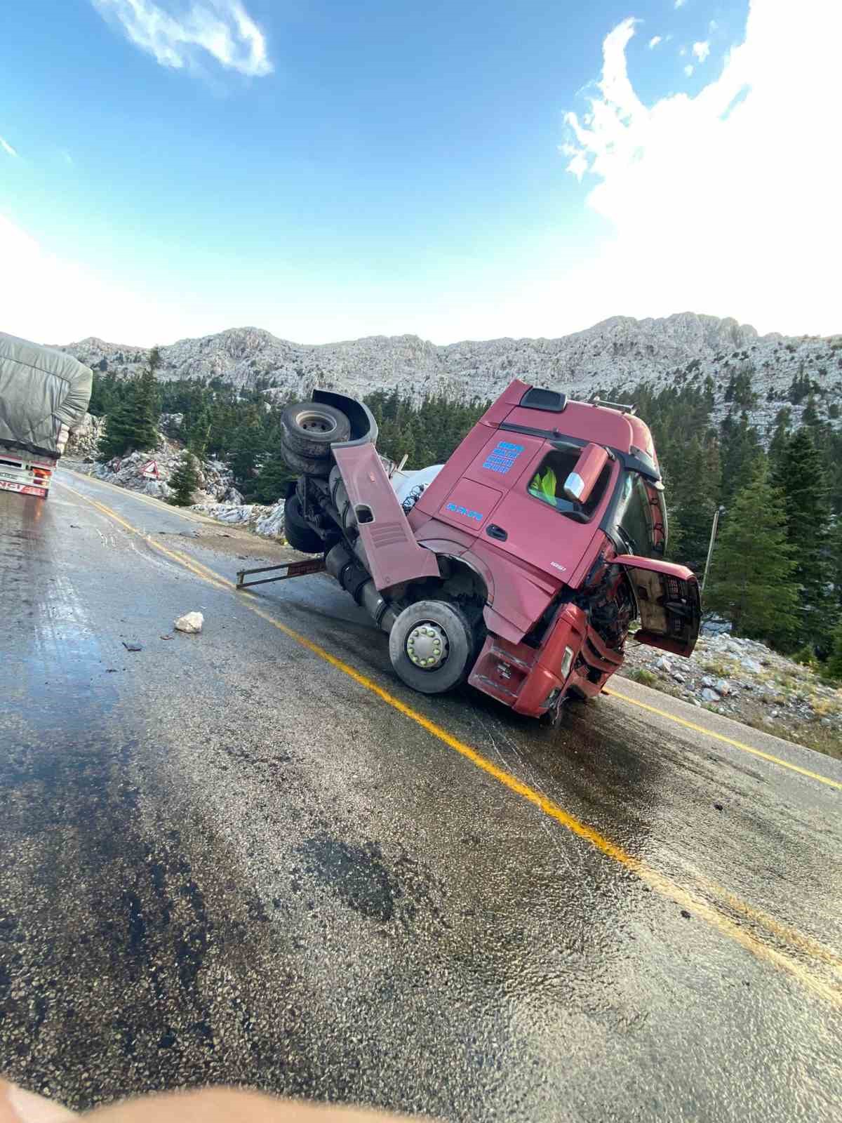 Antalya’da mazot yüklü tanker devrildi
