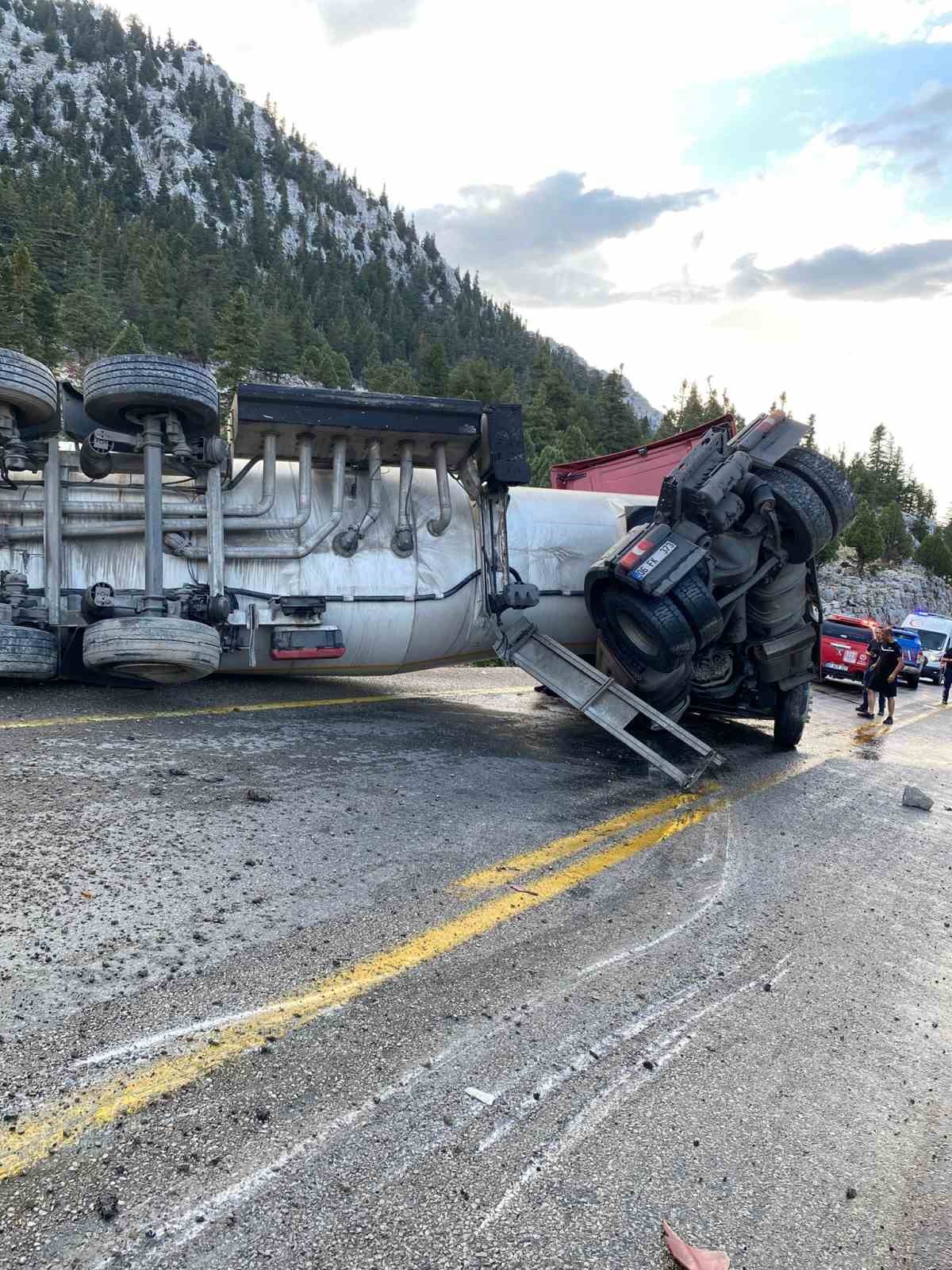 Antalya’da mazot yüklü tanker devrildi
