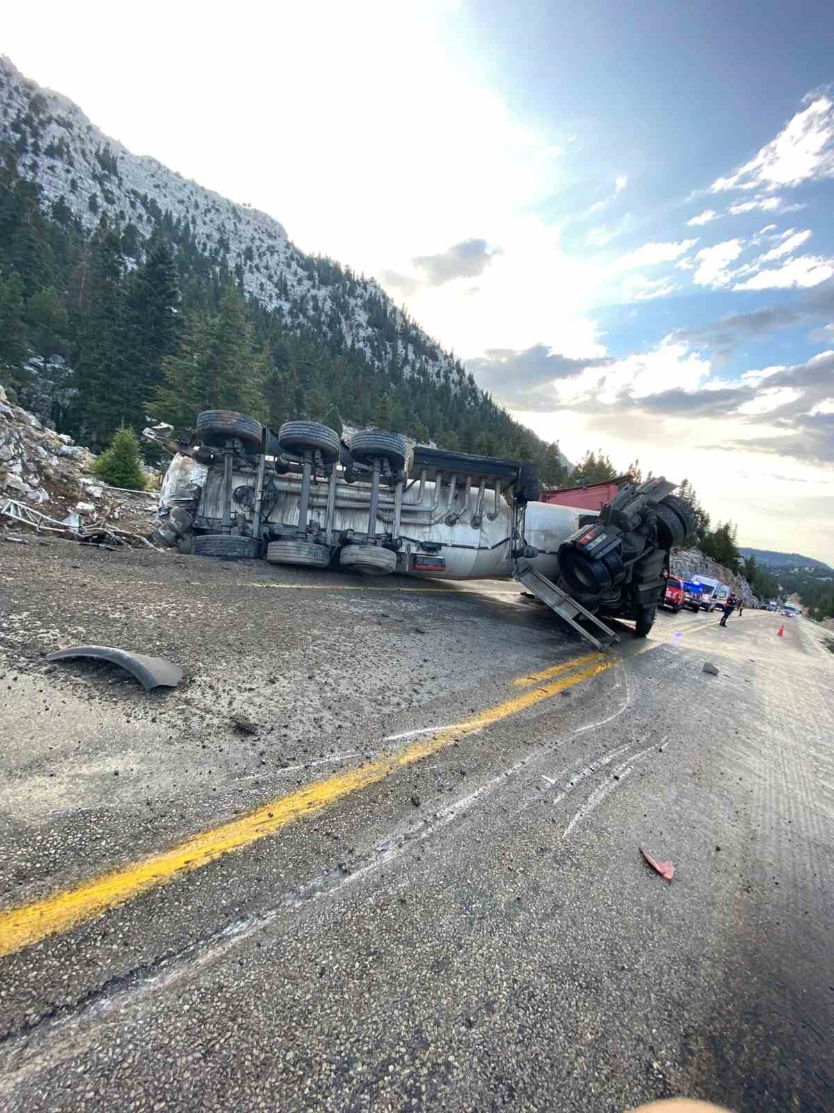 Antalya’da mazot yüklü tanker devrildi
