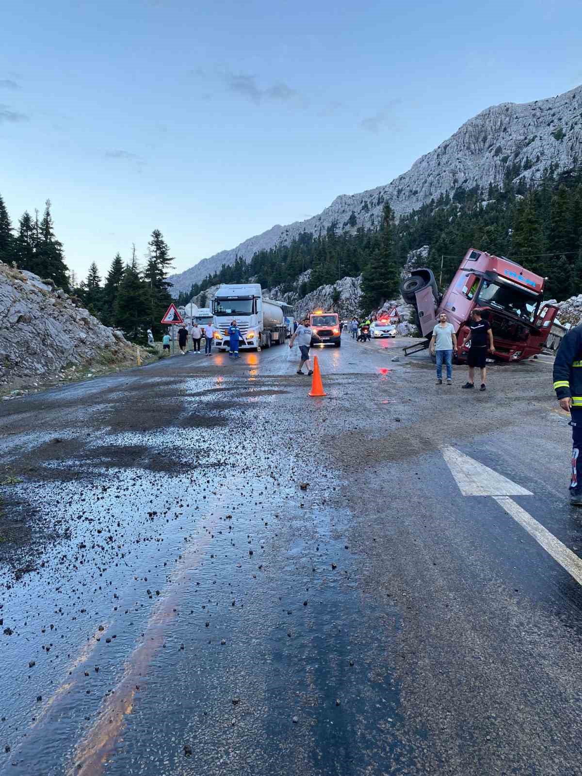 Antalya’da mazot yüklü tanker devrildi
