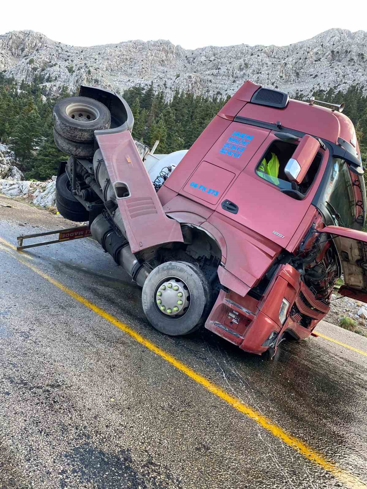 Antalya’da mazot yüklü tanker devrildi
