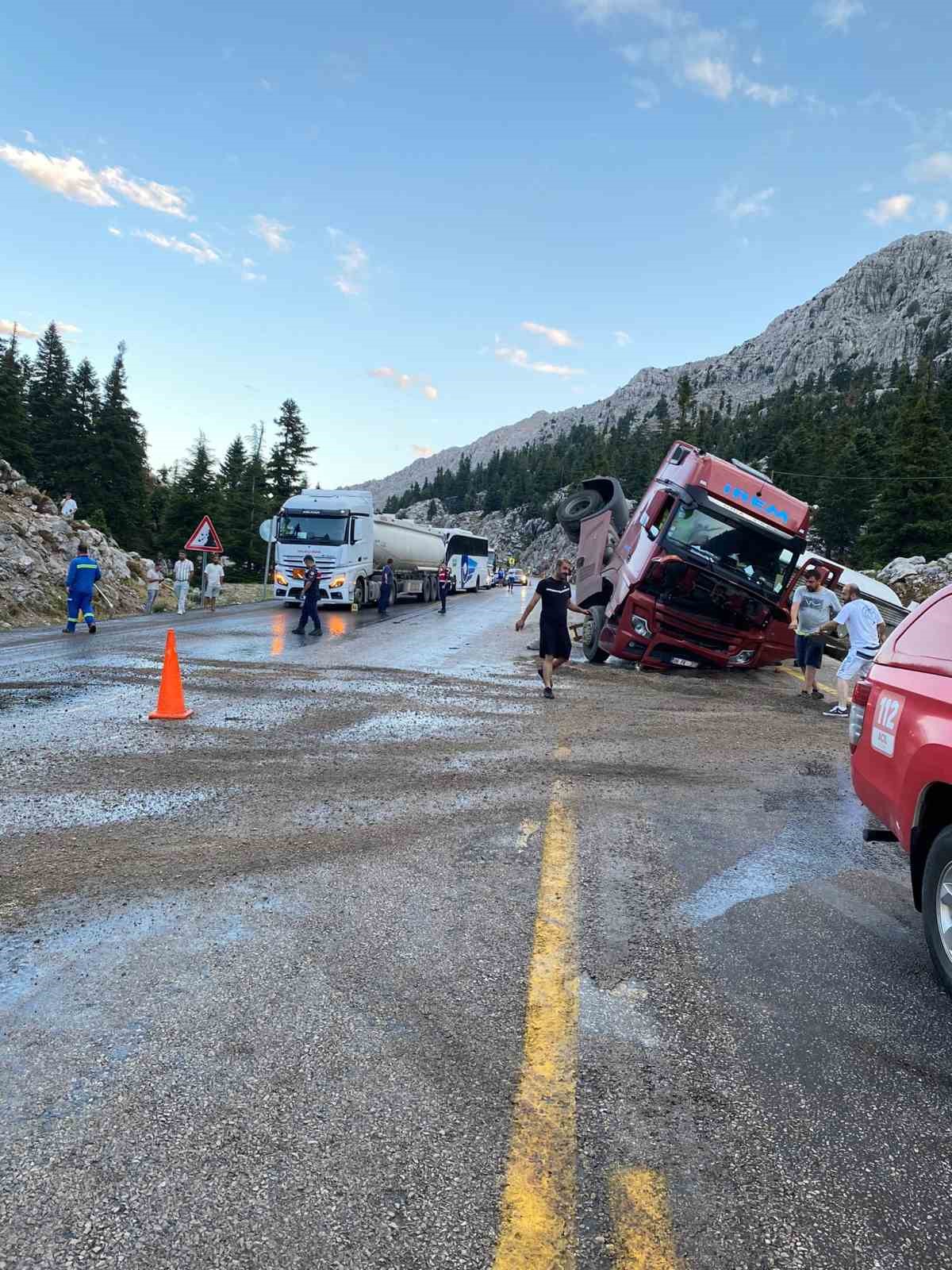 Antalya’da mazot yüklü tanker devrildi
