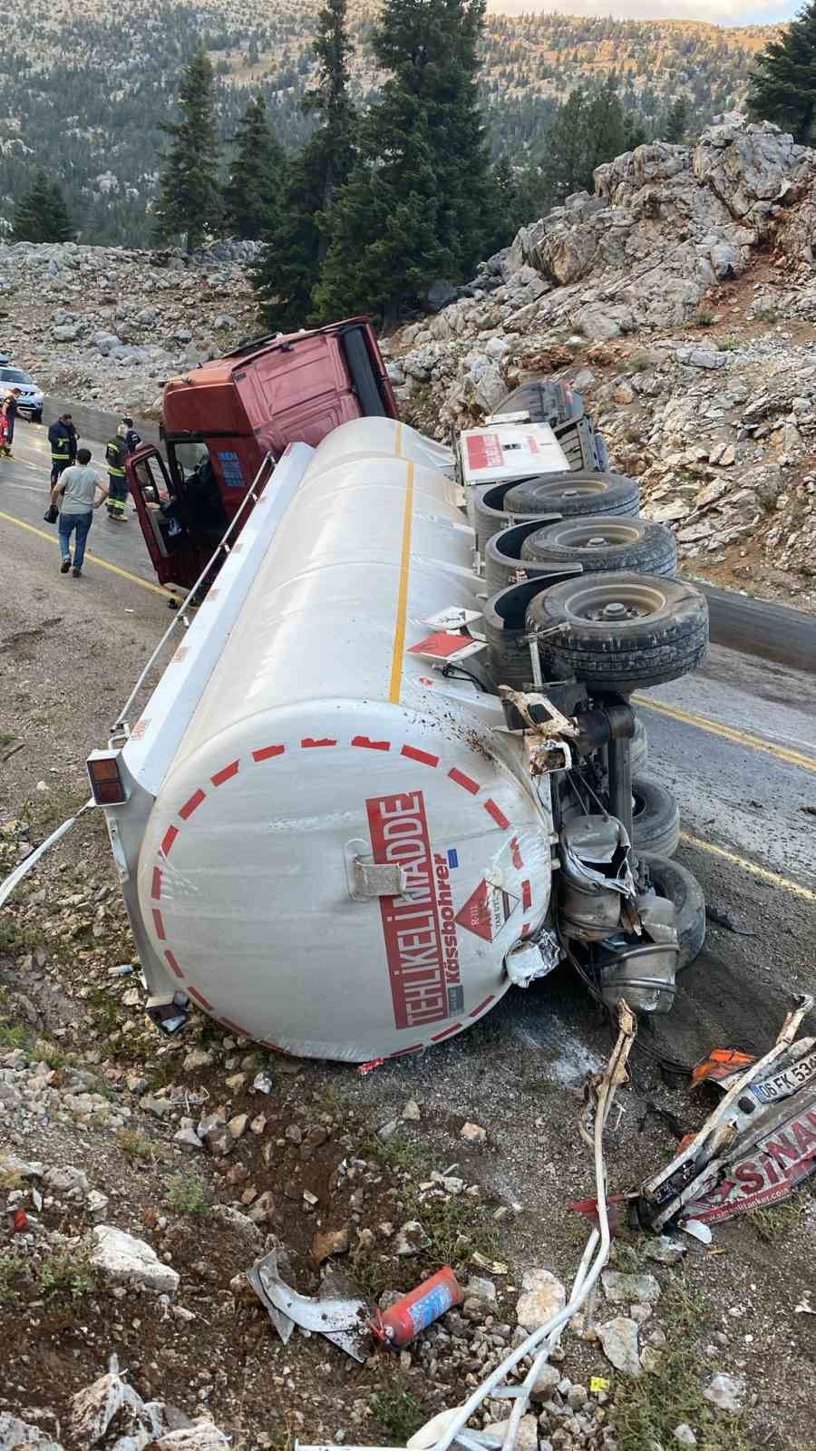 Antalya’da mazot yüklü tanker devrildi
