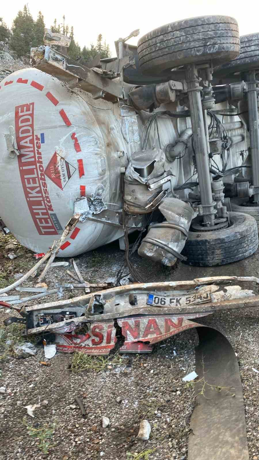 Antalya’da mazot yüklü tanker devrildi
