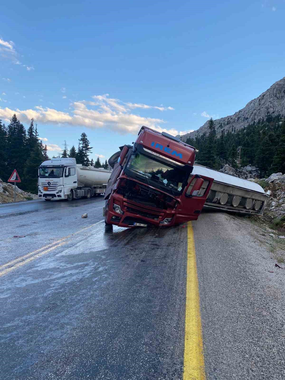 Antalya’da mazot yüklü tanker devrildi
