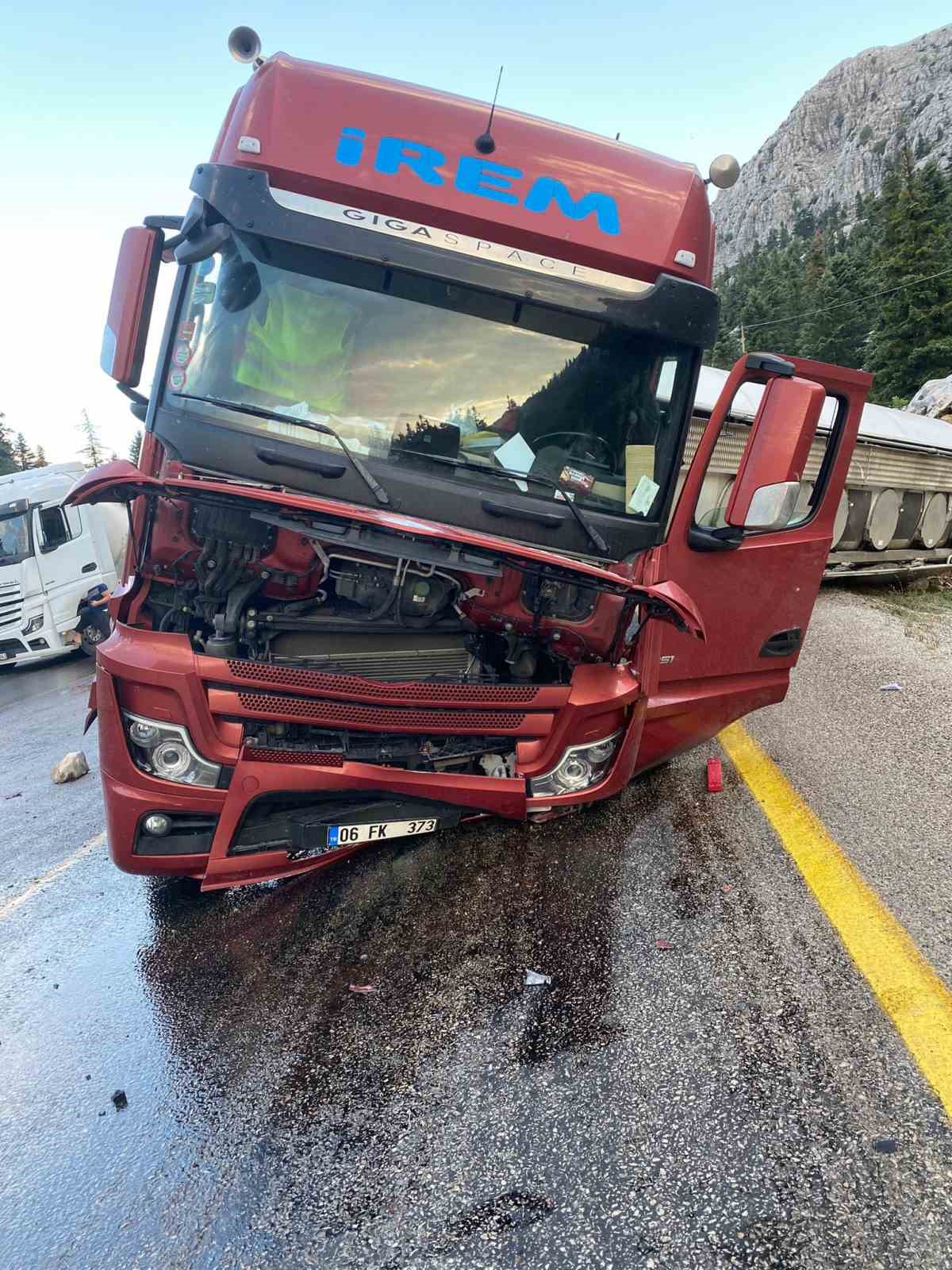 Antalya’da mazot yüklü tanker devrildi
