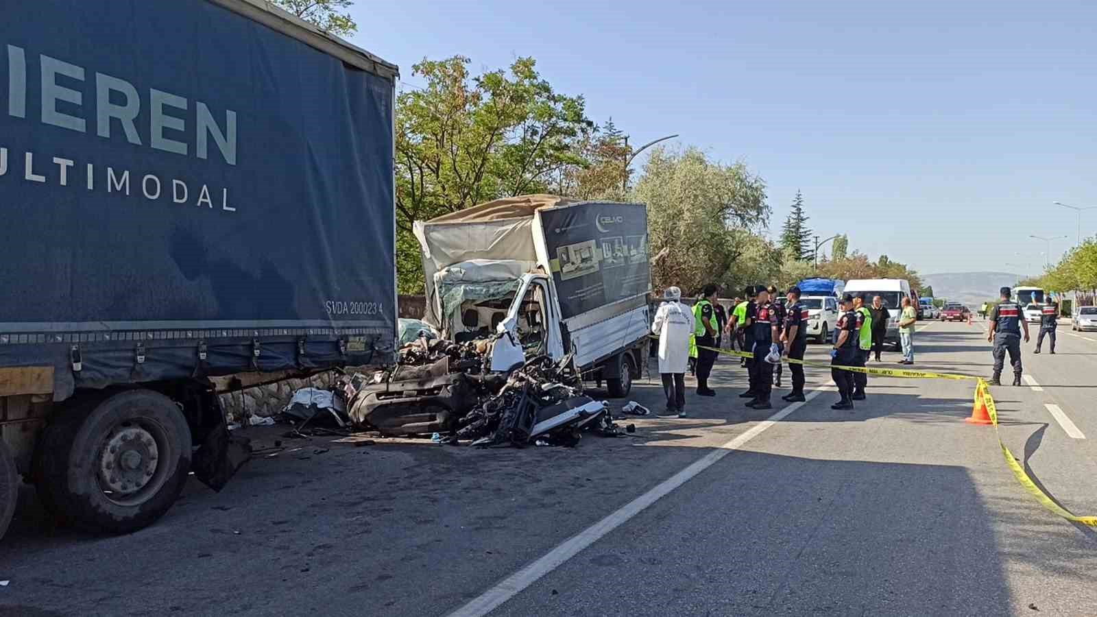 Mobilya yüklü kamyonet park halindeki dorseye çarptı: 3 ölü
