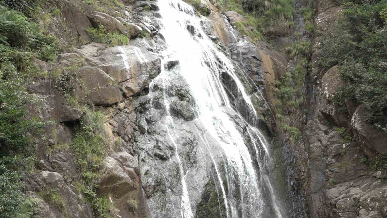 Ağaran Şelalesi gelen turistleri kendine hayran bırakıyor
