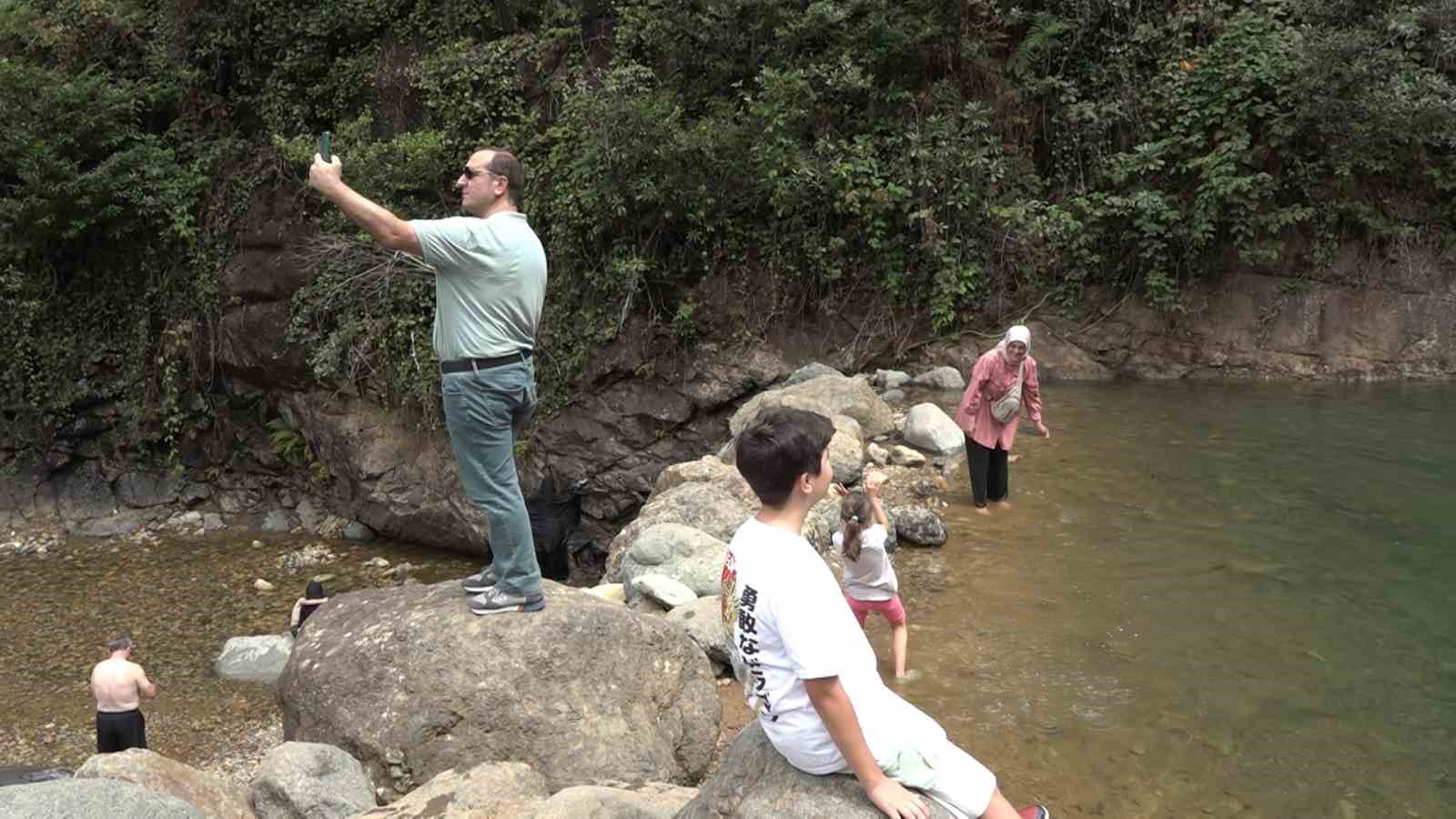 Ağaran Şelalesi gelen turistleri kendine hayran bırakıyor
