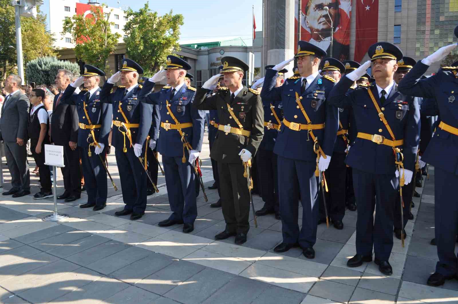 Zafer Bayramı kutlamaları çelenk sunumu ile başladı
