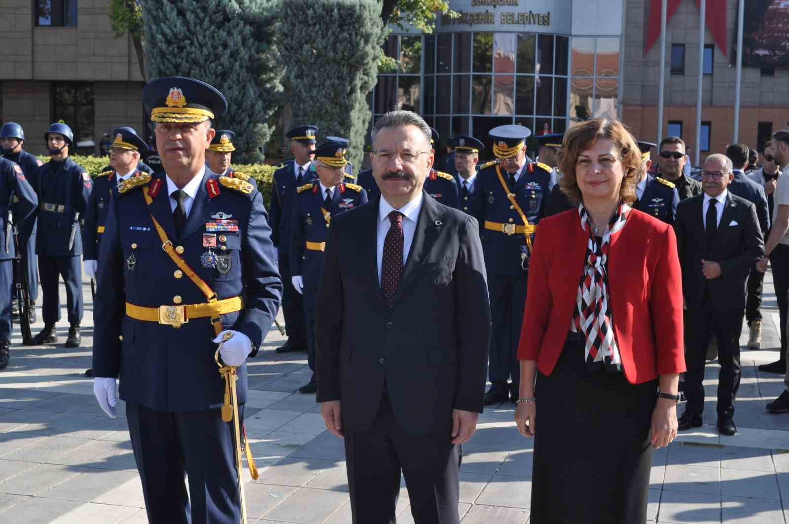 Zafer Bayramı kutlamaları çelenk sunumu ile başladı
