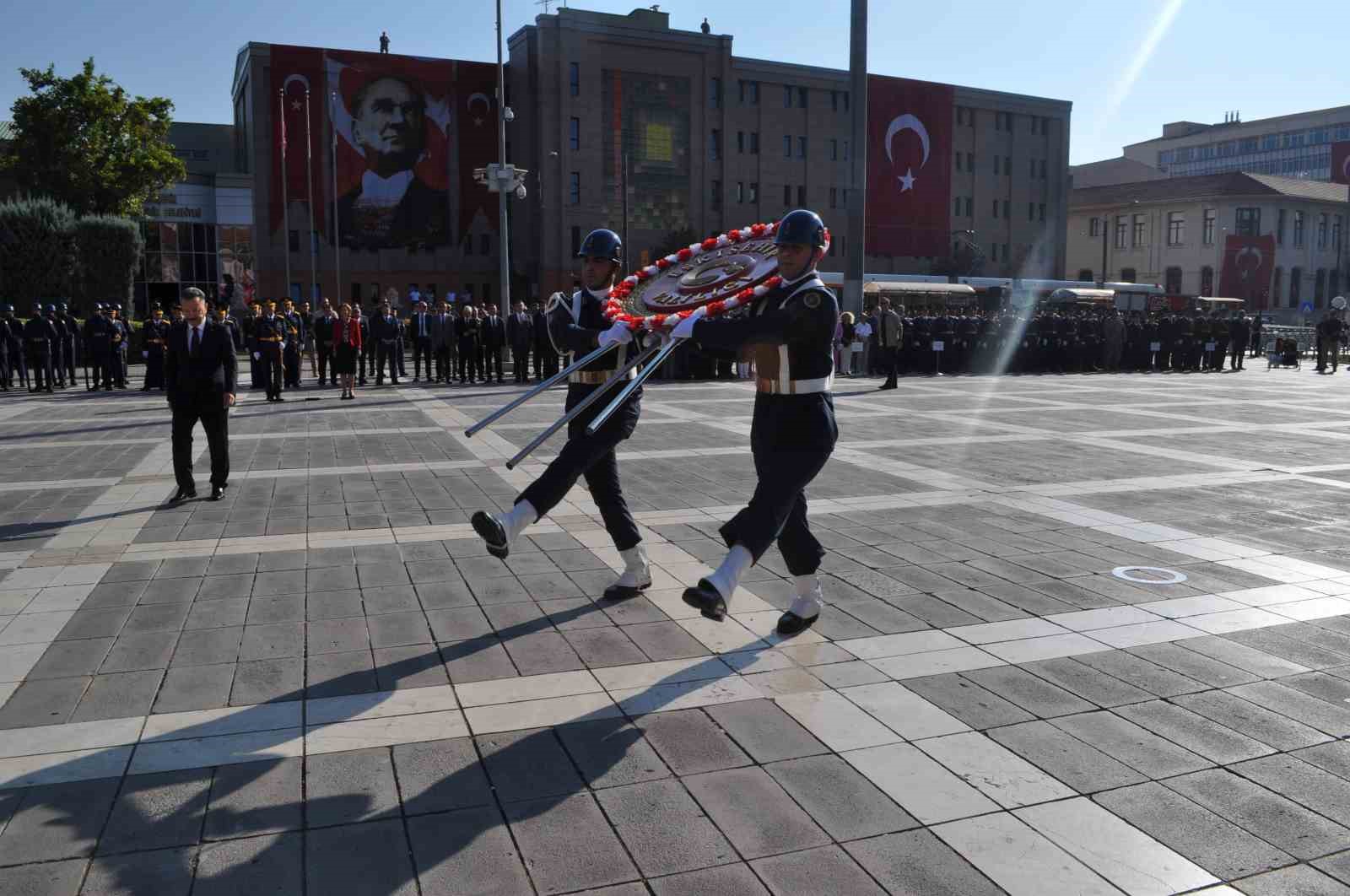 Zafer Bayramı kutlamaları çelenk sunumu ile başladı
