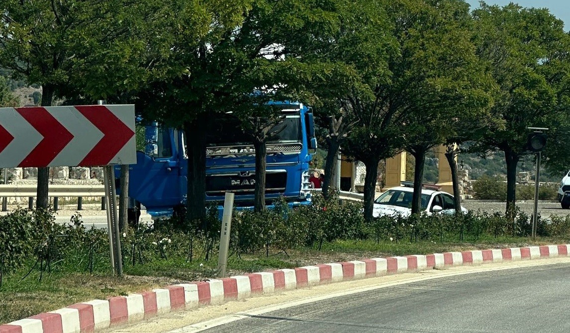 Direksiyon başında fenalaşan sürücü orta refüje çıktı
