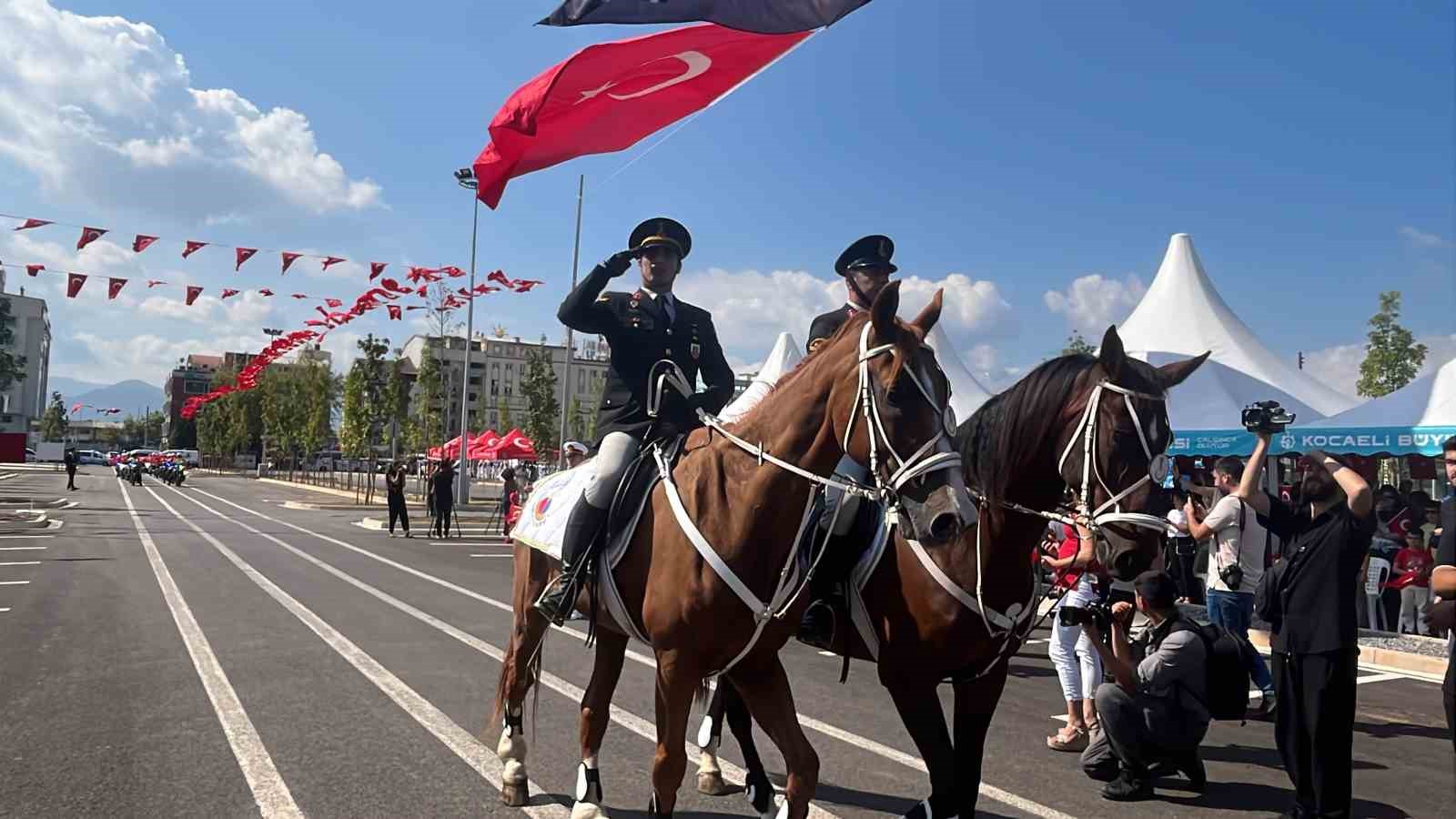 Kocaeli, Sakarya ve Düzce’de geçit törenleri göğüs kabarttı
