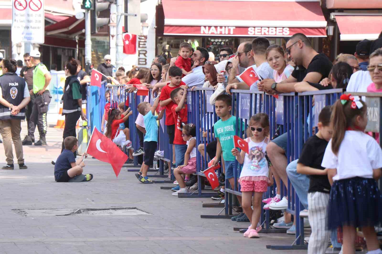 Kocaeli, Sakarya ve Düzce’de geçit törenleri göğüs kabarttı
