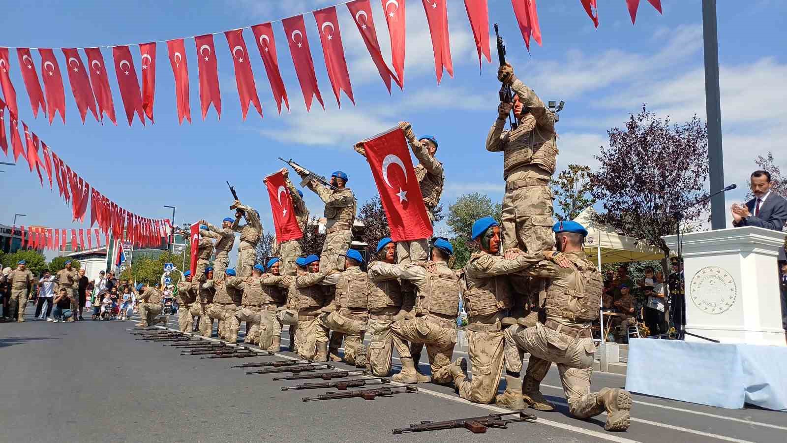 Kocaeli, Sakarya ve Düzce’de geçit törenleri göğüs kabarttı
