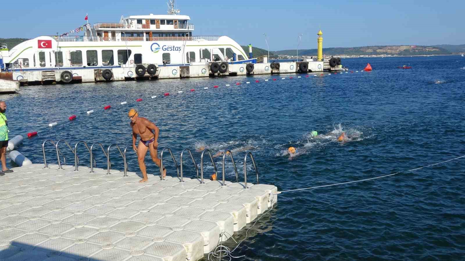 Çanakkale Boğazı’nda yüzme yarışması düzenlendi
