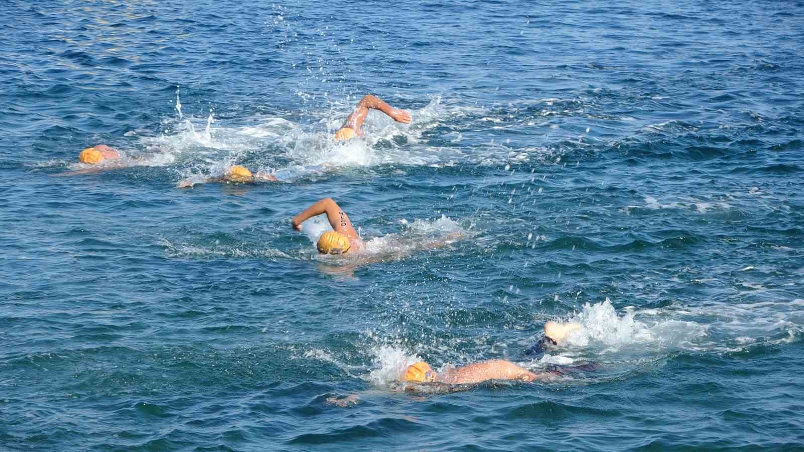 Çanakkale Boğazı’nda yüzme yarışması düzenlendi
