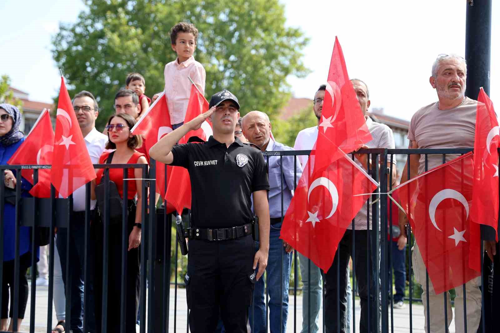 Mavi berelilerden düşmana gözdağı
