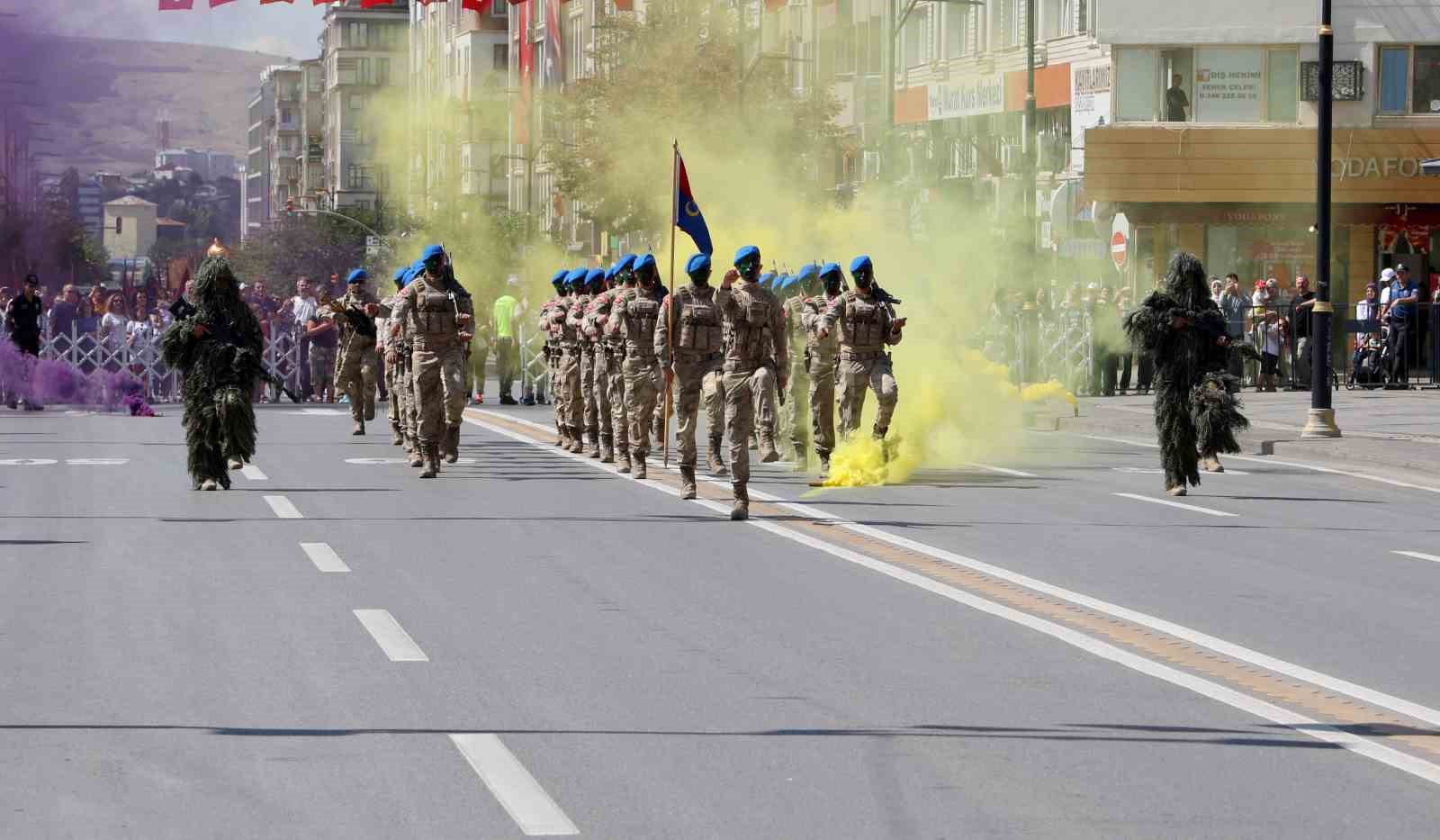 Mavi berelilerden düşmana gözdağı
