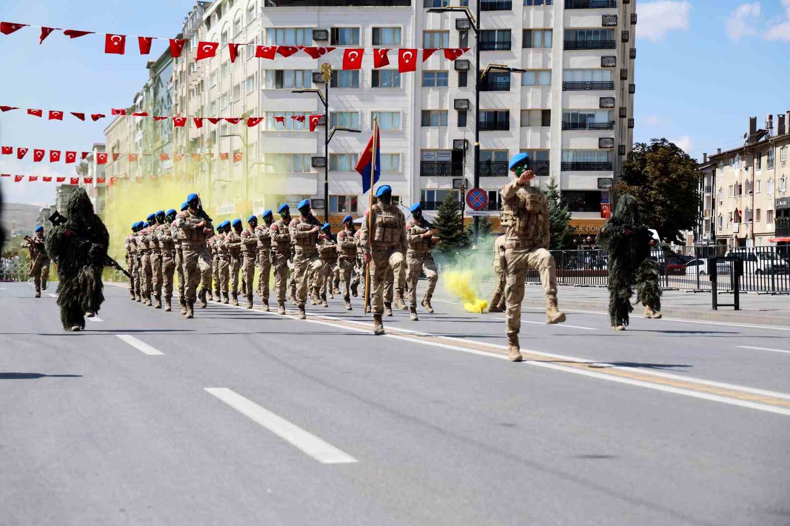 Mavi berelilerden düşmana gözdağı
