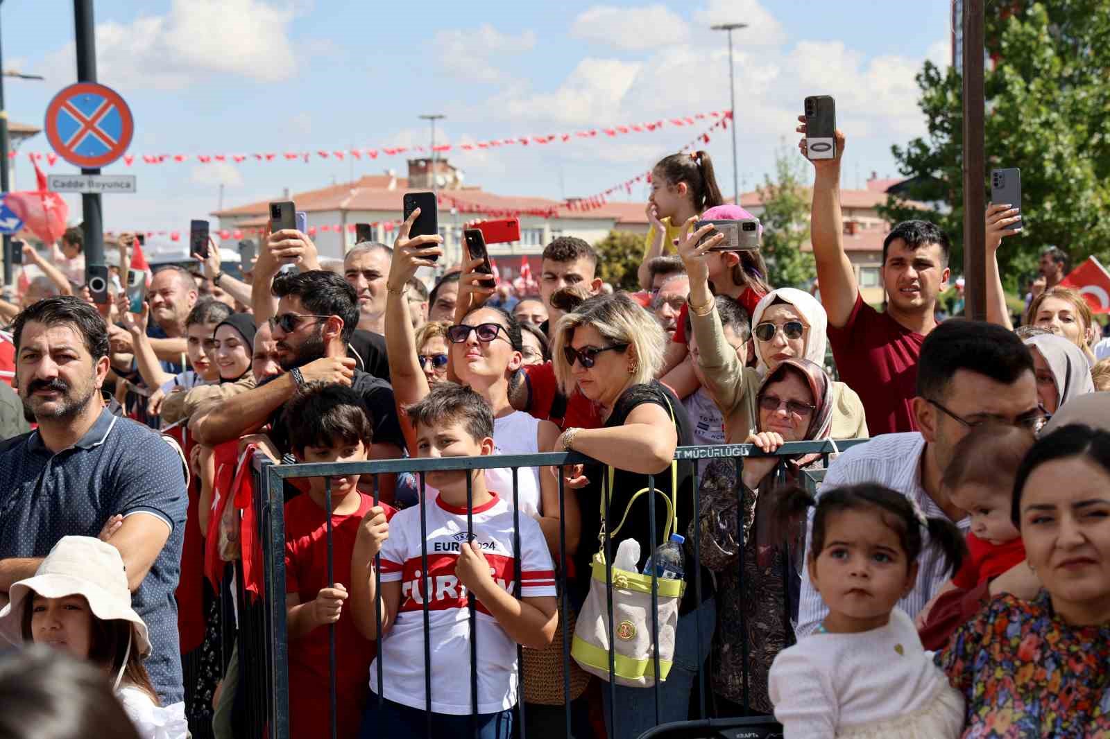 Mavi berelilerden düşmana gözdağı
