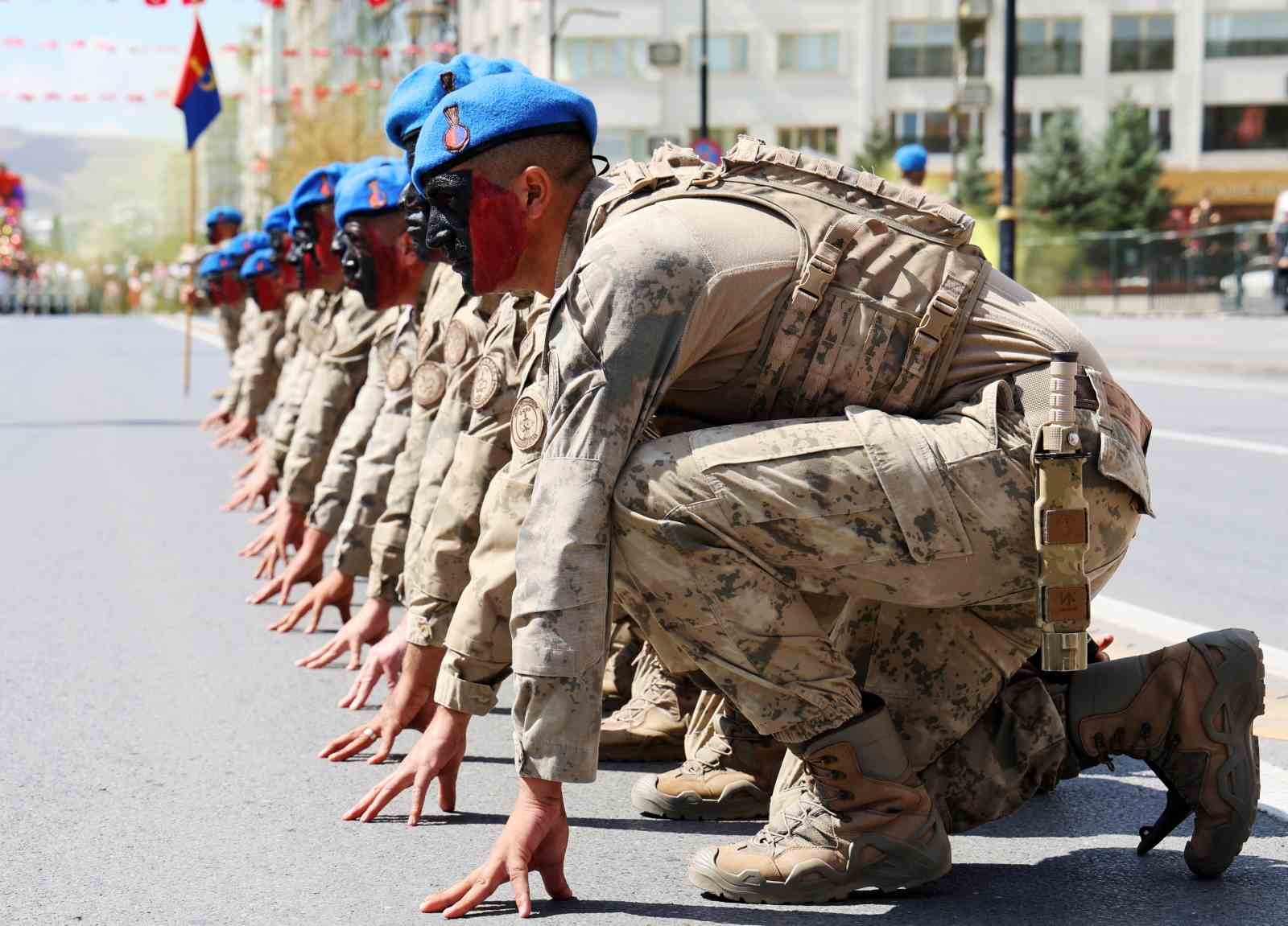 Mavi berelilerden düşmana gözdağı
