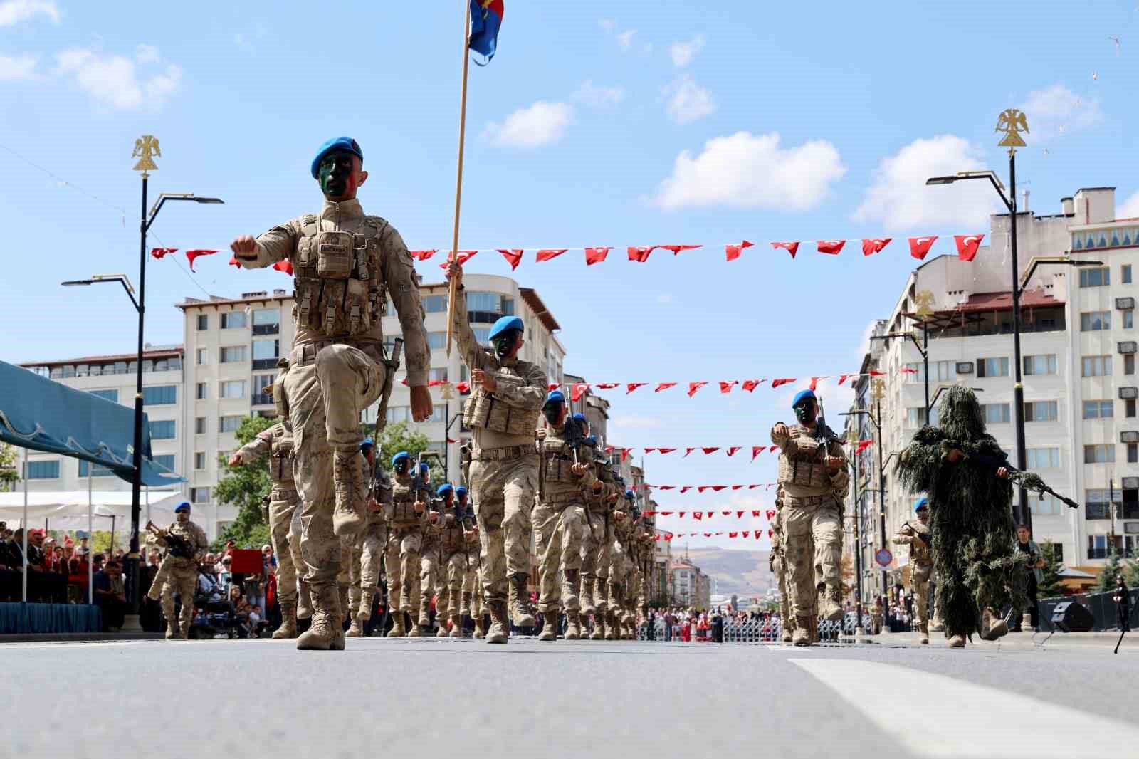 Mavi berelilerden düşmana gözdağı
