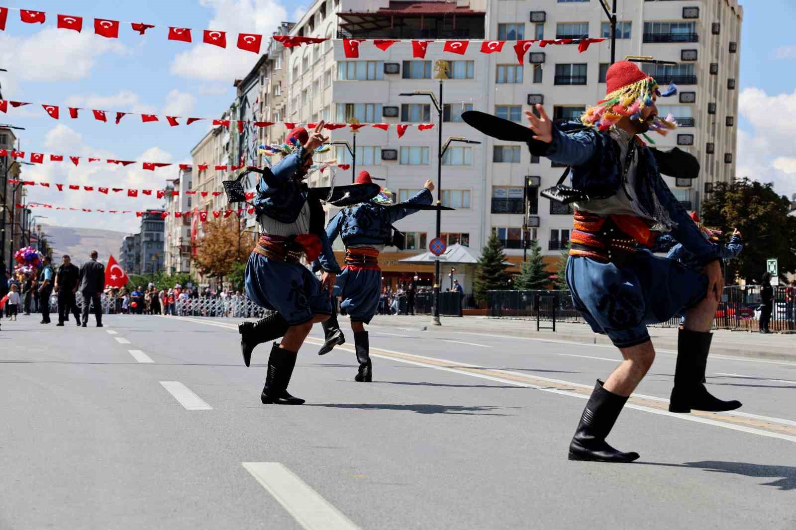 Mavi berelilerden düşmana gözdağı
