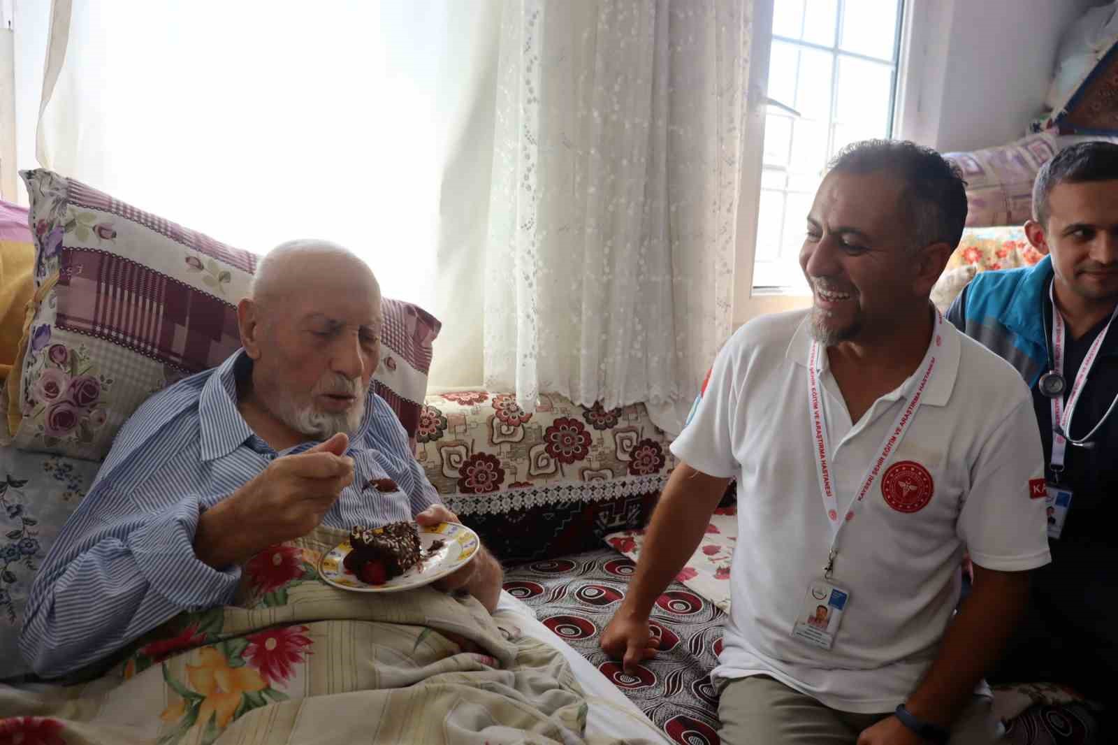 1 asırlık dedeye doğum günü sürprizi
