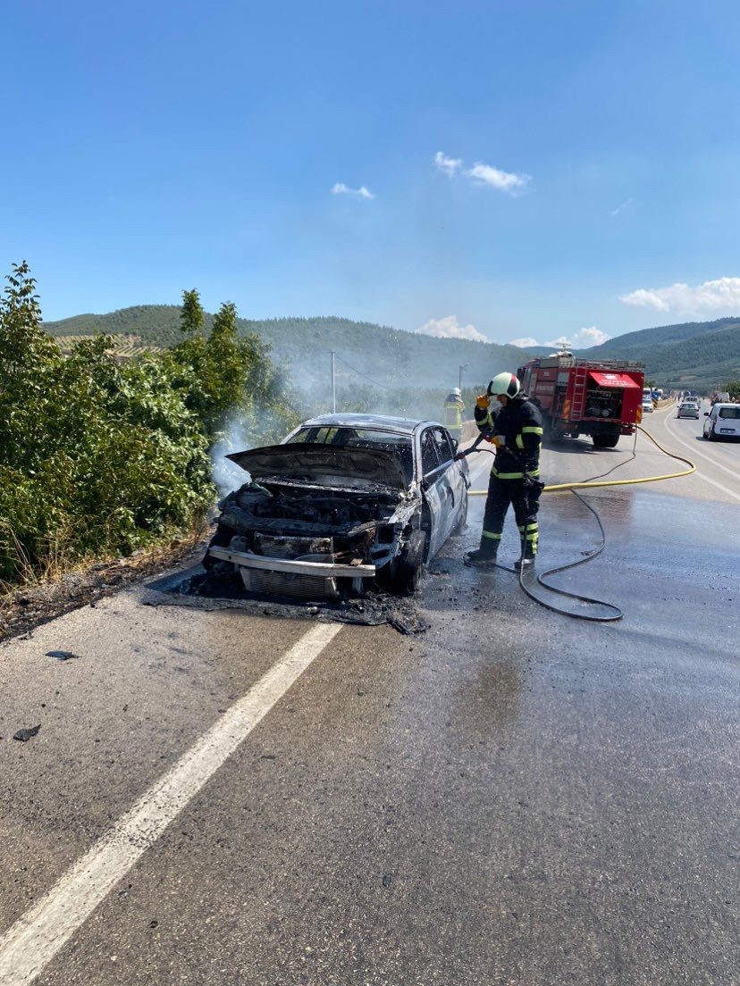 Bursa’da otomobil alevlere teslim oldu
