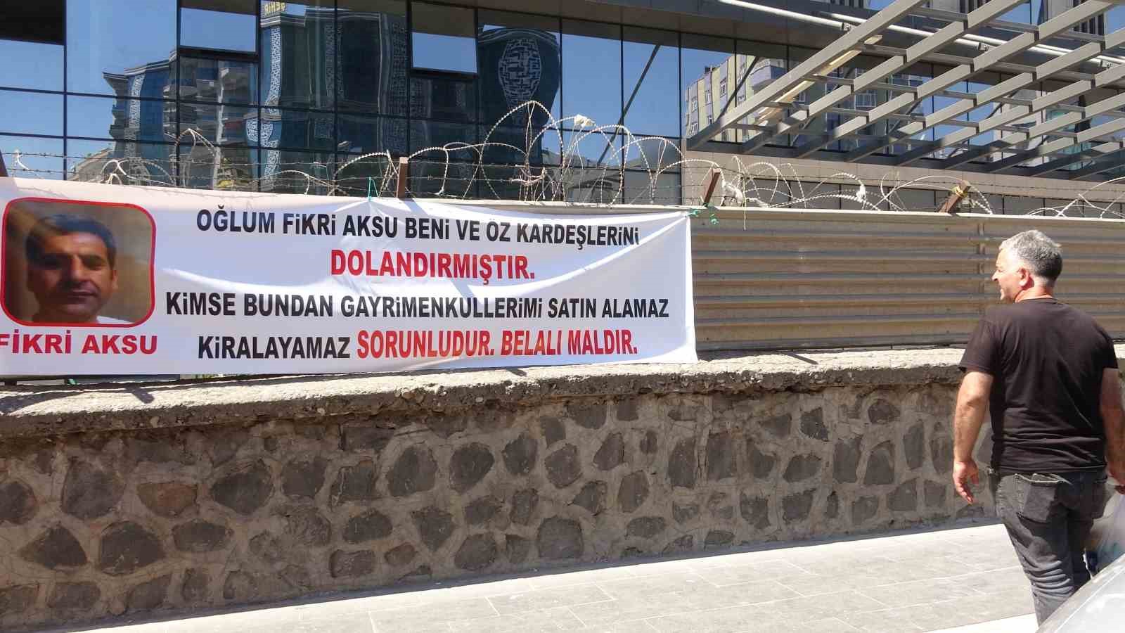 Diyarbakır’da oğlu tarafından dolandırıldığını iddia eden baba, olayı pankartla duyurdu
