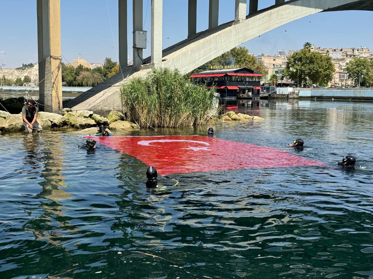 Dalgıçlardan Fırat Nehri’nde Türk bayraklı 30 Ağustos kutlaması
