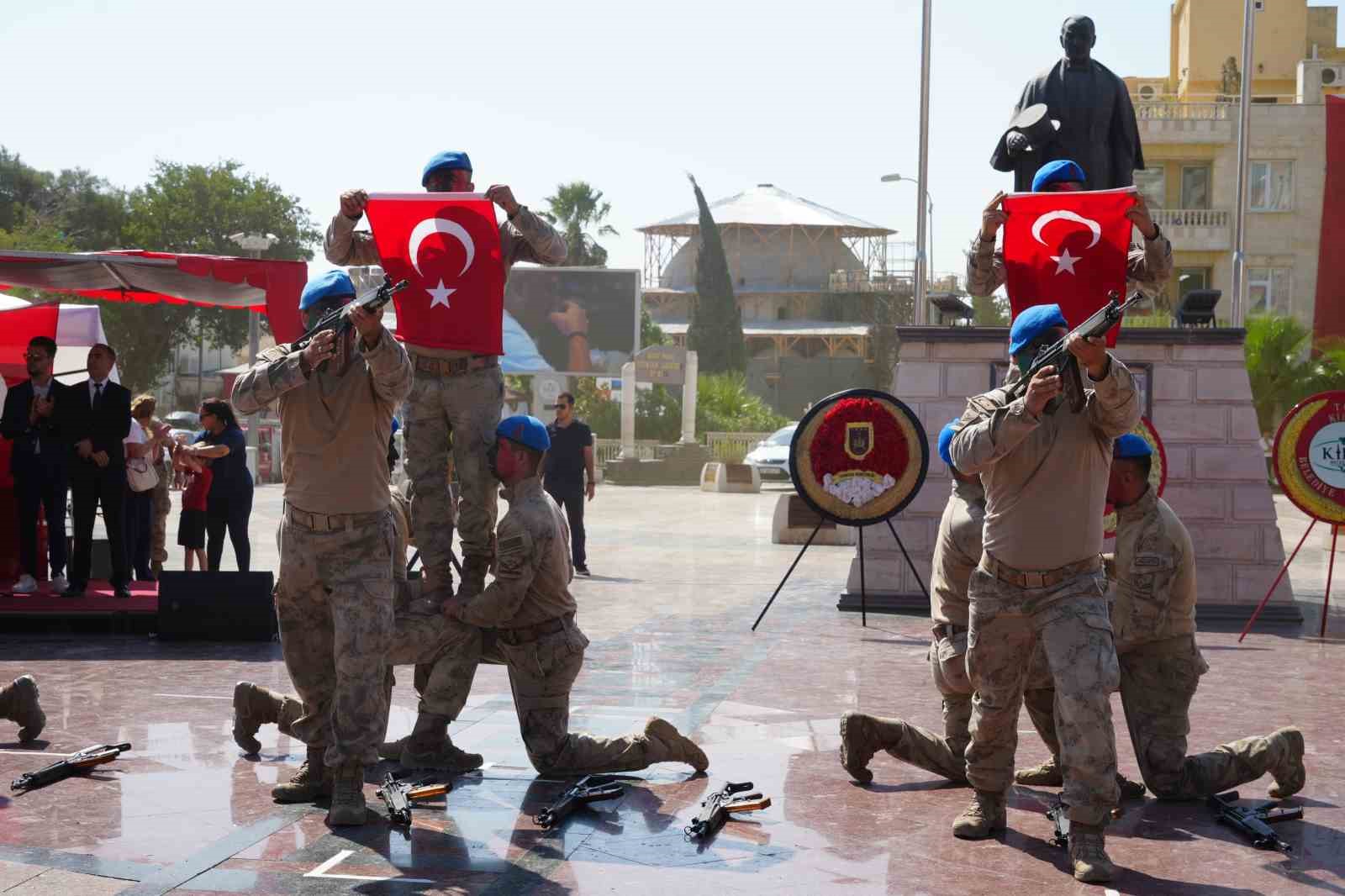 Komandoların silahlarıyla yaptığı gösteri coşkuyla izlendi
