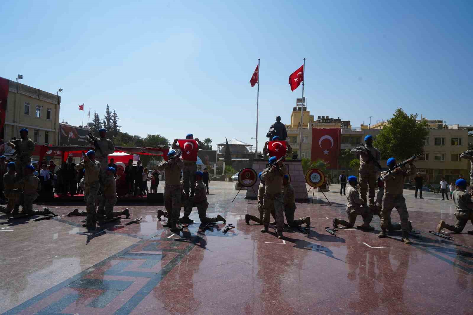 Komandoların silahlarıyla yaptığı gösteri coşkuyla izlendi
